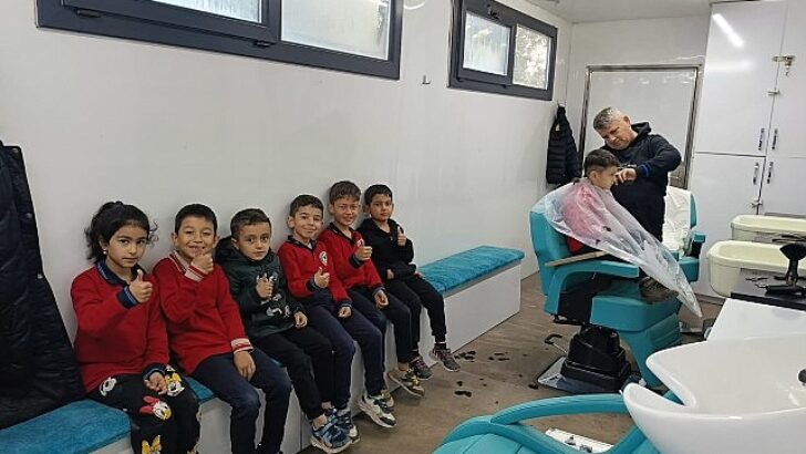 Taşınabilir kuaför tırı öğrencilerin hizmetinde