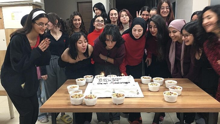 Toplumsal Tesislerde kalan gençler yılbaşı gecesi yalnız bırakılmadı