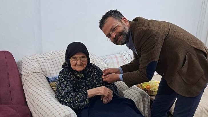 94 Yaşında Bir Cumhuriyet Sevdalısı: Halime Teyze CHP’ye Katıldı