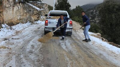 Antalya Büyükşehir takımlarından buz tutan yollarda tuzlama çalışması