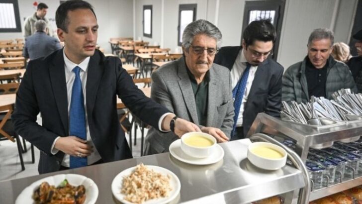 Bornova’da yaşlılara sıcak yemek hizmeti