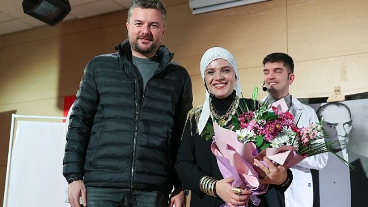 Buca’da sahnelenen Taksiratli Şekibe oyunu izleyenlerden tam not aldı