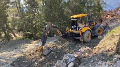 Büyükşehir heyelan yaşanan yollarda duvar örüyor