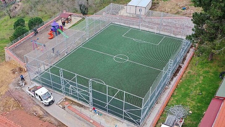 Büyükşehir’den Eşme Ahmediye’ye halı saha