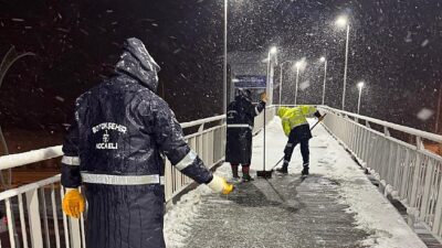 Büyükşehir’den karla uğraşa tam gaz devam Yaya üstgeçitleri kardan temizleniyor