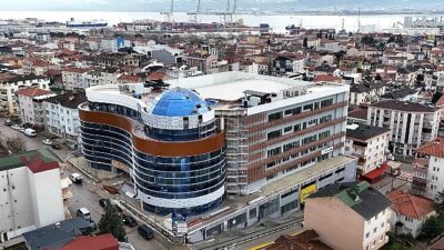 Derince Belediyesi hizmet binasında ağır tempo
