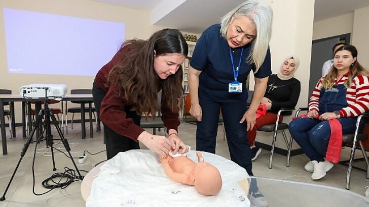 Gaziemir’de anne adayları Gebe Okulu ile doğuma hazırlanıyor