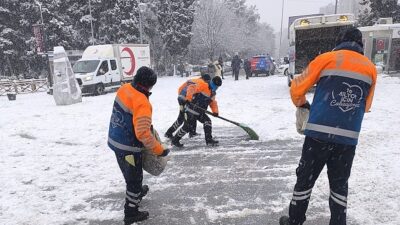 İstanbul’un Ana Arterlerde Kar Küreme ve Tuzlama Çalışmaları Sürüyor