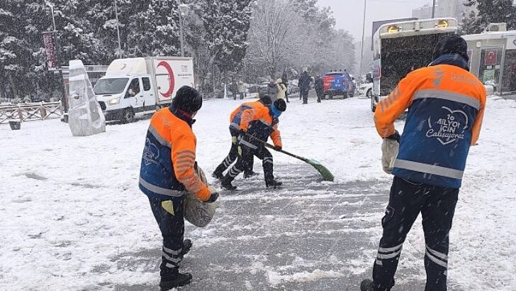 İstanbul’un Ana Arterlerde Kar Küreme ve Tuzlama Çalışmaları Sürüyor