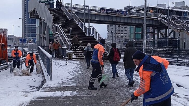 Kar Mesaisi: İBB Grupları Geceden Bu Yana Aralıksız Çalışıyor