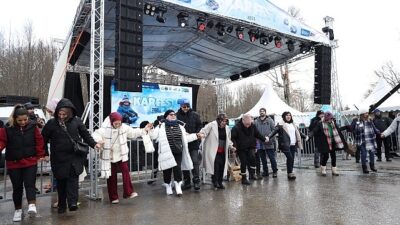 Kar üstünde horon gösteri