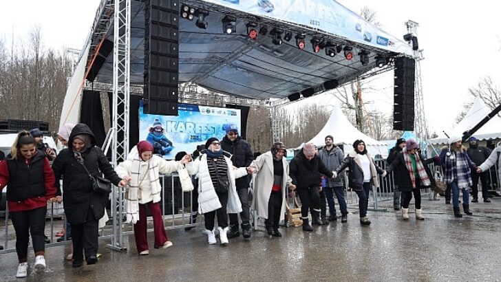 Kar üstünde horon gösteri