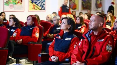 Lider Kınay’dan sarsıntının yıldönümünde AKUT’a manalı ziyaret