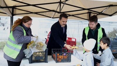 Lider Kırgöz’den öğrencilere taze meyve ikramı