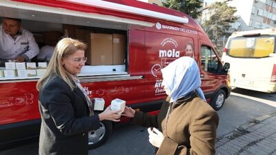 Lider Ovalıoğlu’ndan Vatandaşlara Kandil Simidi İkramı