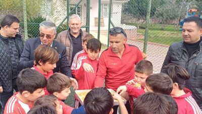 Lider Topaloğlu’ndan geleceğin futbolcularına baklava jesti