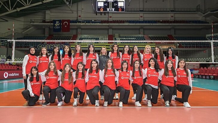 Malatyalı Genç Voleybolcu Kızlar ve Bayan Voleybol Ulusal Kadro Oyuncuları Vodafone 5.5G ile Tıpkı Alanda Buluştu