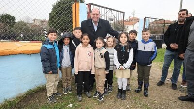 Menderes Belediye Başkanı İlkay Çiçek başlattığı mahalle ziyaretlerine devam diyor.