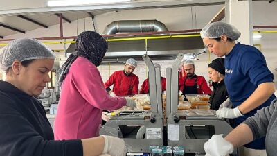 Menemen’in kazanlarında rahmet ve dayanışma kaynıyor