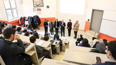 Rektör Ünüvar, Tıp Fakültesi Öğrencileri ile Birebir Sırada Ders Dinledi