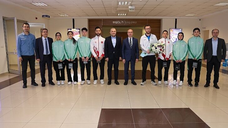 Selçuklu Belediyespor Kulübü’nün kick boks, judo ve bisiklet ekiplerinin başarılı sporcuları Selçuklu Belediye Başkanı Ahmet Pekyatırmacı’yı ziyaret etti