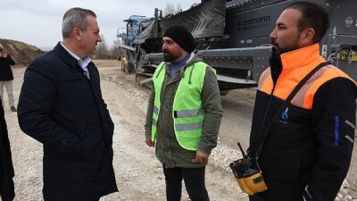 Sivas Belediyesi tarafından İşhan mevkiinde kurulan yeni taş ocağı tesisi tam kapasite ile yol üretim materyali üretmeye başladı