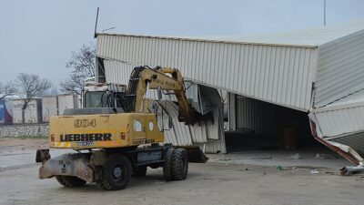 Tarım yeri üzerindeki kaçak depo yıkıldı