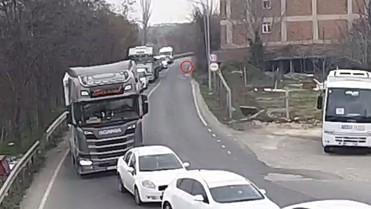 TIR’ın camından çöp attı kameralardan kaçamadı! ”Lüleburgaz Belediyesi’nden çevreyi kirletenlere karşı odunsuz mücadele”