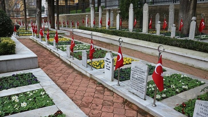 Türkiye’nin en bakımlı şehitliğinde çiçekler açtı
