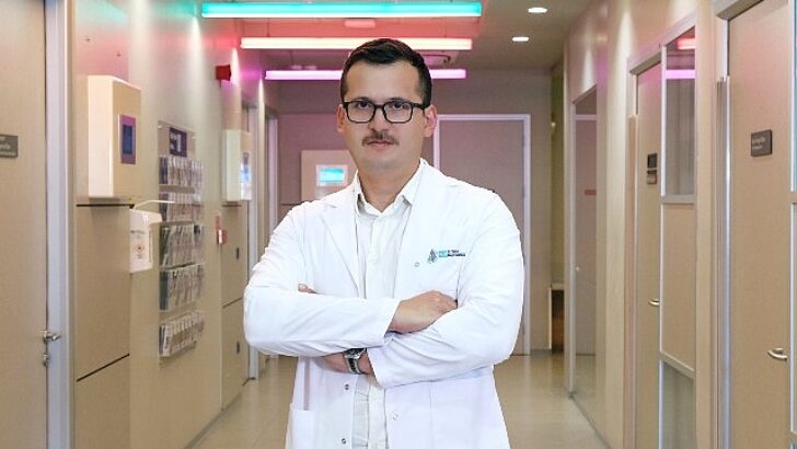 Uzun müddet oturuyorsanız dikkat! Sakrum ağrısı günlük ömrünüzü etkileyebilir…