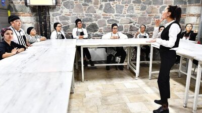 3 Mart Dünya Kulak ve İşitme Günü’nde işaret lisanı mütercimleri kıssalarını anlattı İzmir’de sağırların “sesi” var