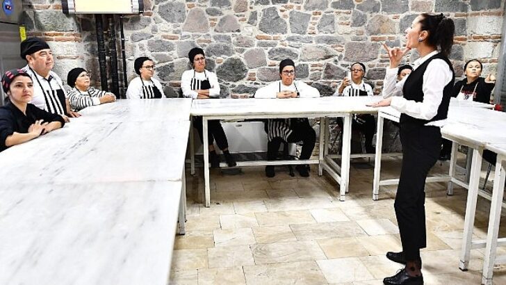 3 Mart Dünya Kulak ve İşitme Günü’nde işaret lisanı mütercimleri kıssalarını anlattı İzmir’de sağırların “sesi” var