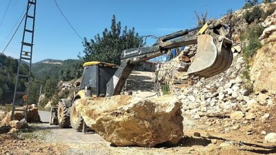 Alanya kırsalında yol mesaisi sürüyor
