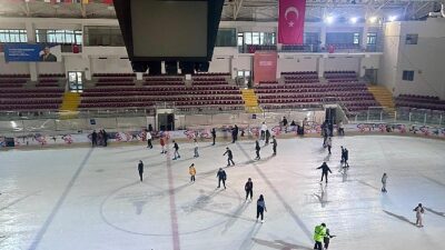 Bayanlar buz pistinde buluştu