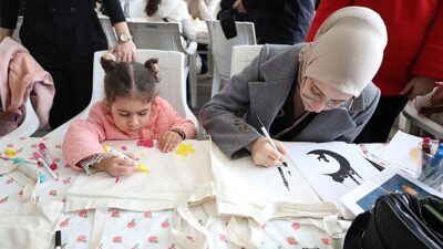 Bu atölyede keyifli vakit geçiyor