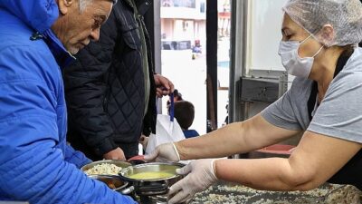 Büyükşehir Taşınabilir Aşevi iftarda vatandaşın yanında