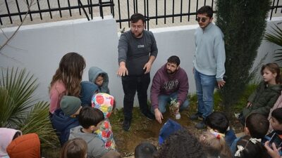 Egeli genç ziraatçılar, miniklere cet tohumlarının ehemmiyetini anlattı