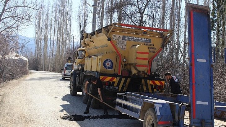 Elmalı’da ziyan gören ve yıpranan yollar onarılıyor