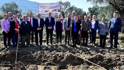 İzmir’de Bayan Çiftçilere Dayanak: Dut Fidanları Toprakla Buluştu!