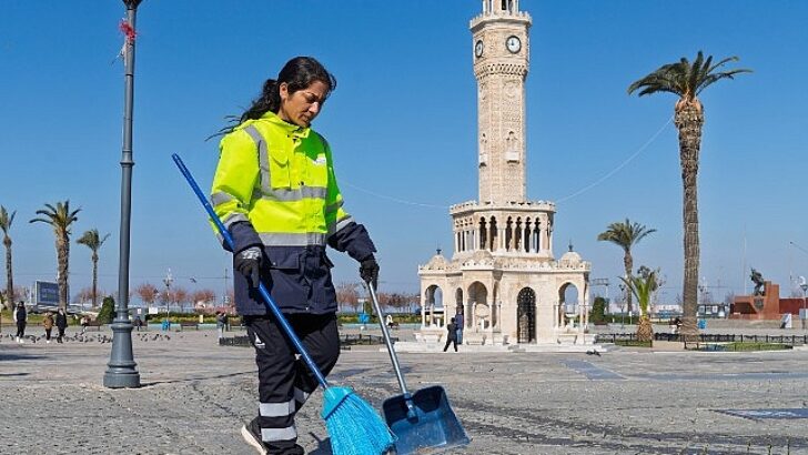 İzmir’de bayan emeği kenti güzelleştiriyor