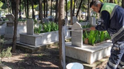 İzmir’de bayram öncesi mezarlıklara özel bakım
