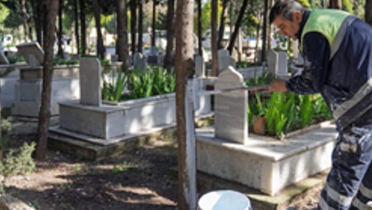 İzmir’de bayram öncesi mezarlıklara özel bakım