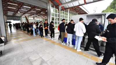 İzmir’de öğrencilerin yanında Büyükşehir var