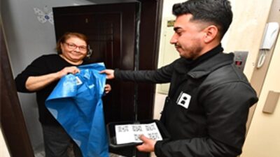 İzmir’in atık idaresinde “QR kodlu mavi poşet” devri