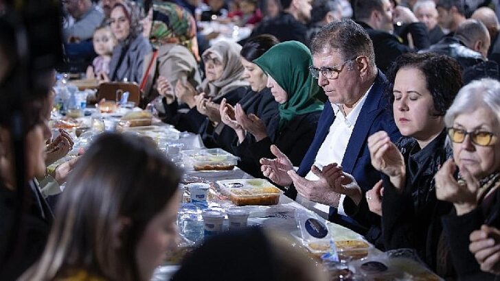 İzmir’in dayanışma ruhu iftar sofralarında büyüyor