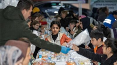 İzmir’in dayanışma sofrası Bayraklı’da kuruldu