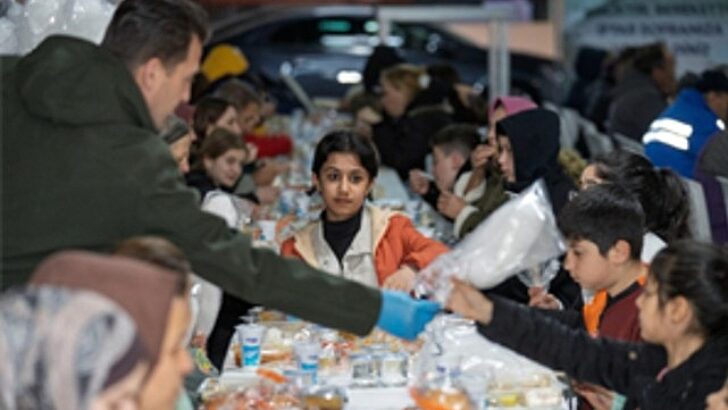 İzmir’in dayanışma sofrası Bayraklı’da kuruldu