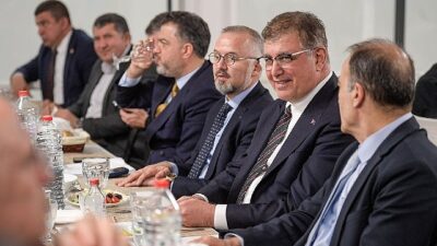 İzmirli meclis üyeleri birebir sofrada iftar yaptı
