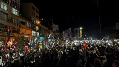 İzmirli öğrencilerden İmamoğlu protestosu: ‘Bu karanlığa teslim olmayacağız’
