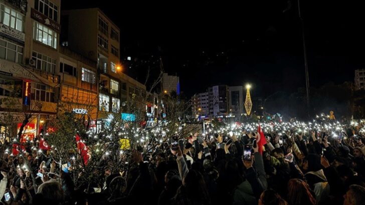 İzmirli öğrencilerden İmamoğlu protestosu: ‘Bu karanlığa teslim olmayacağız’